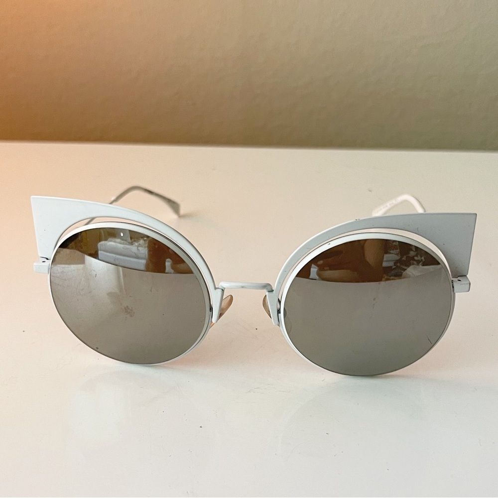 FENDI Woman White Cat Eye Sunglasses - Picture 3 of 7